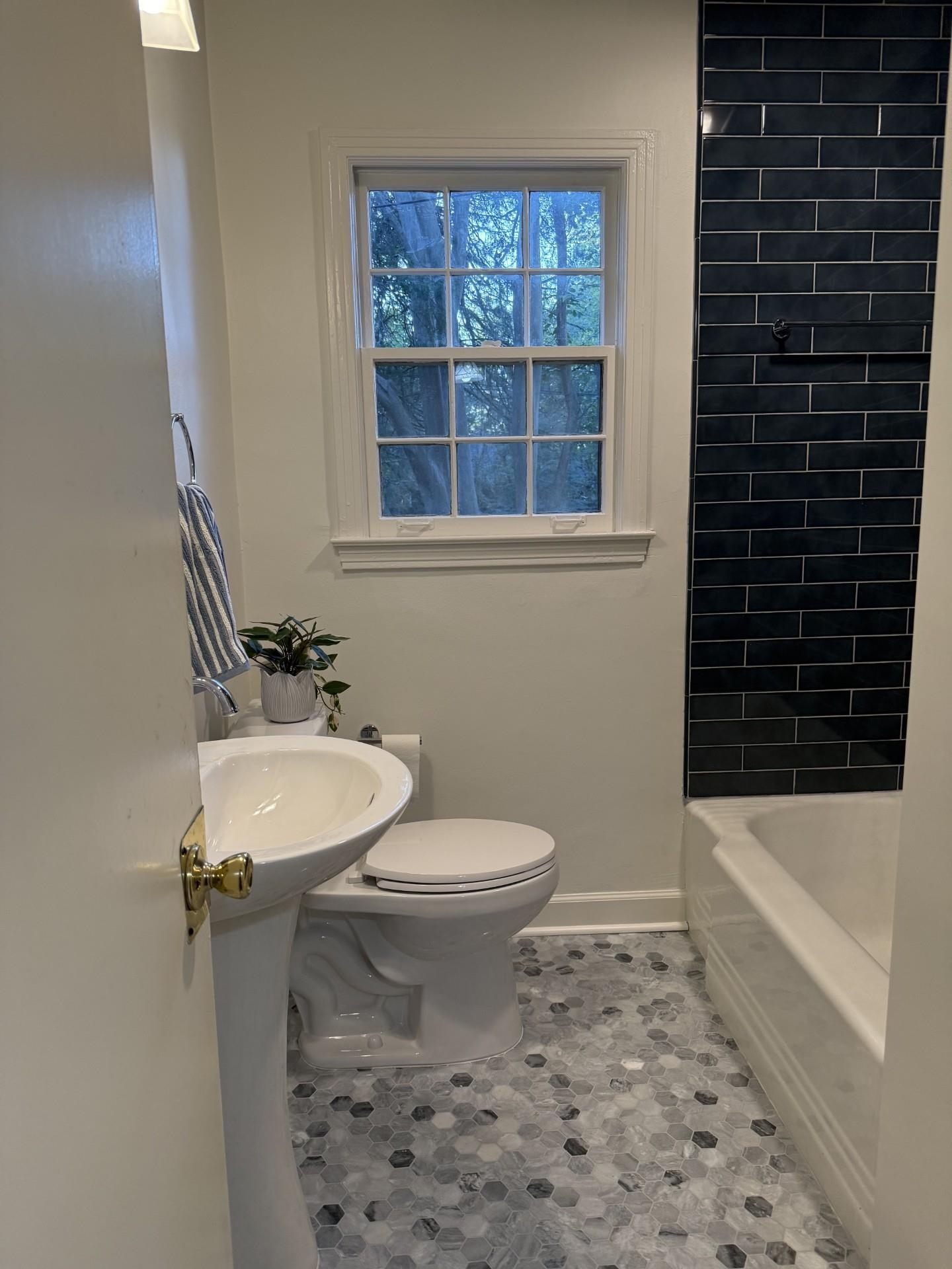 695 Berry Road Memphis, TN 38117 - Photo 25 of 32 a bathroom with a sink toilet and shower