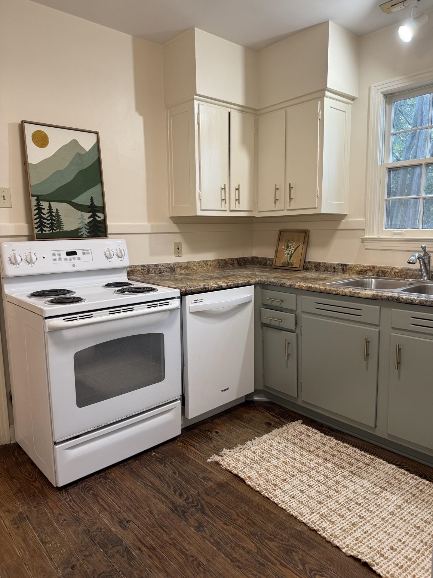 695 Berry Road Memphis, TN 38117 - Photo 30 of 32 a kitchen with a stove oven and sink