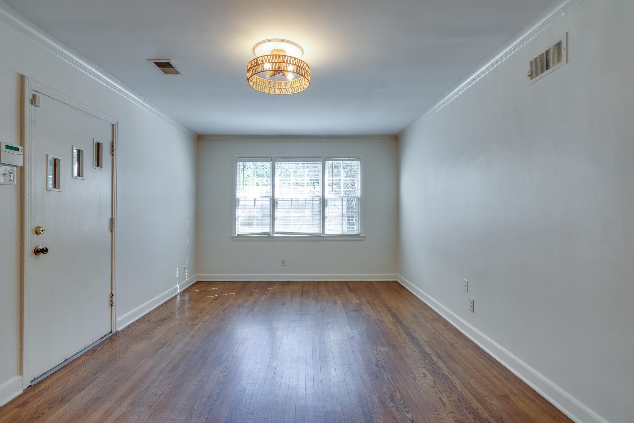 695 Berry Road Memphis, TN 38117 - Photo 5 of 32 an empty room with a window