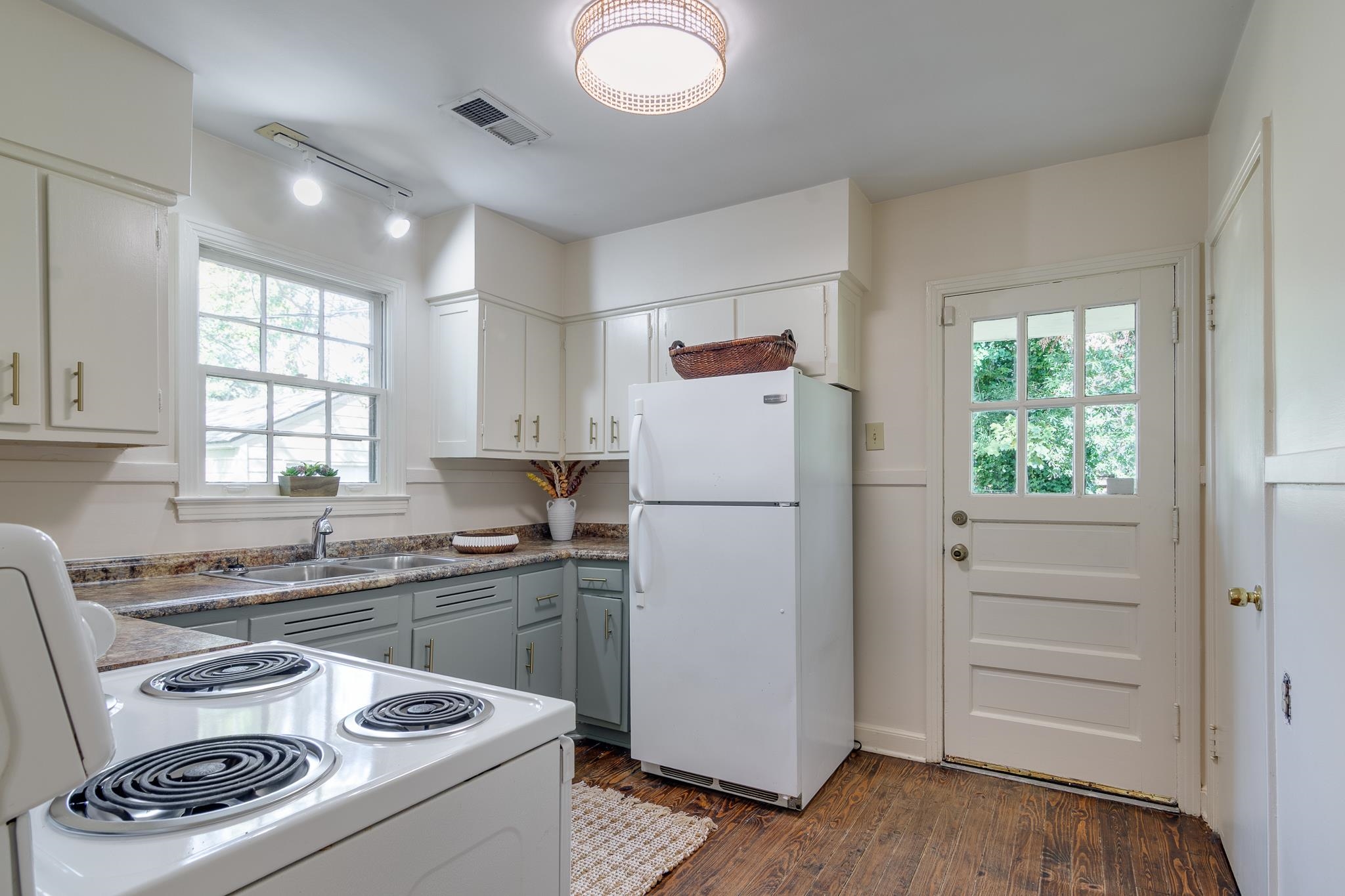 695 Berry Road Memphis, TN 38117 - Photo 9 of 32 a kitchen with a stove a refrigerator and a window