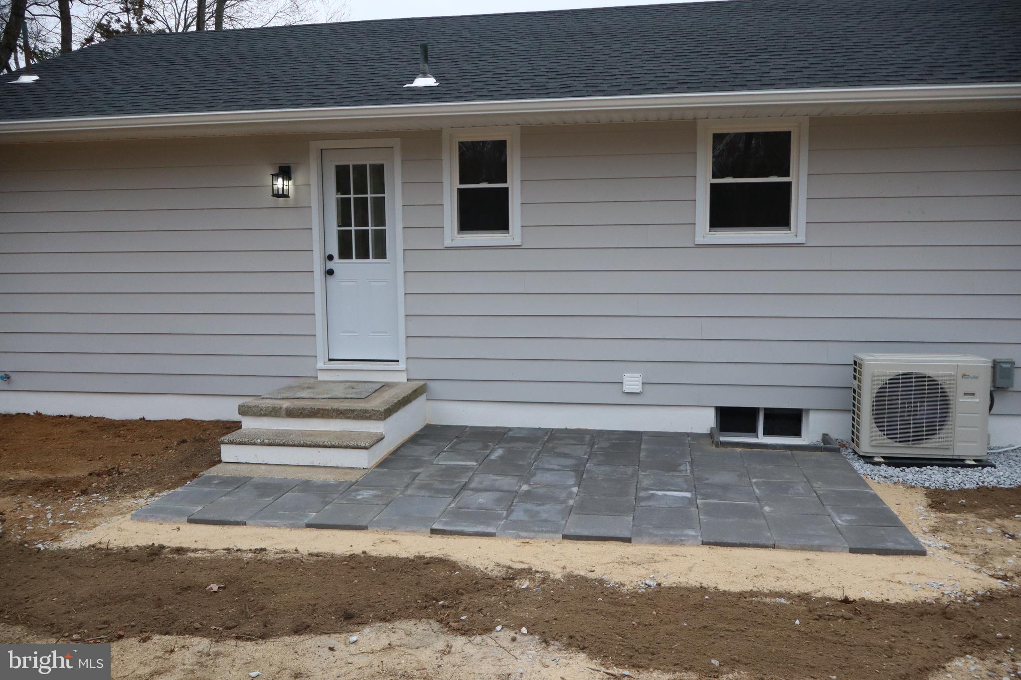 496 Big Oak Road Bridgeton, NJ 08302 - Photo 4 of 31 a front view of a house with garden