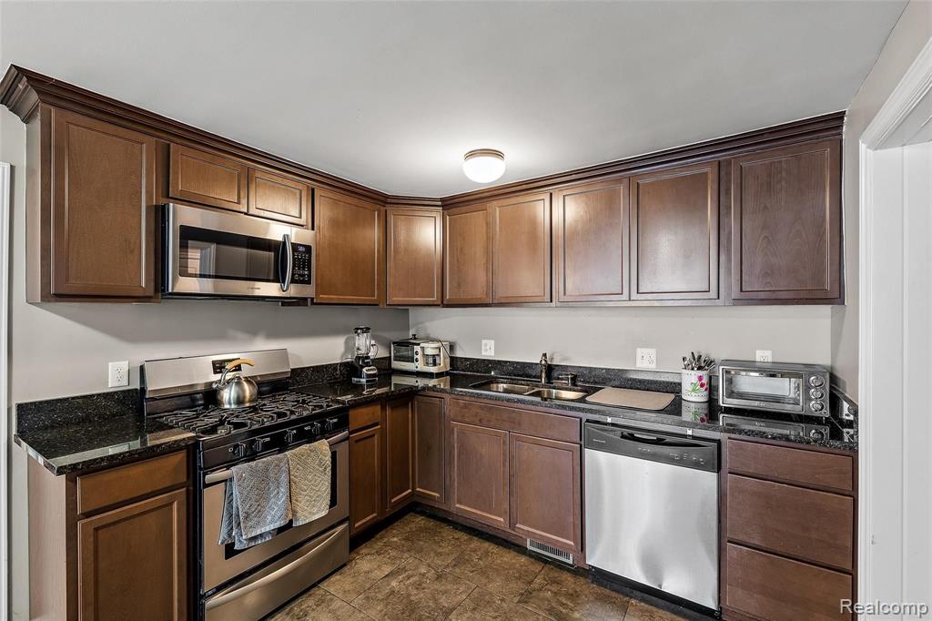 3327 Hessel Avenue Rochester Hills, MI 48307 - Photo 12 of 36