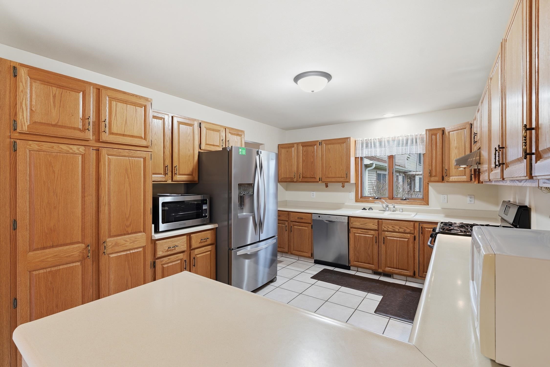 830 Devonshire Road Stoughton, WI 53589 - Photo 2 of 30