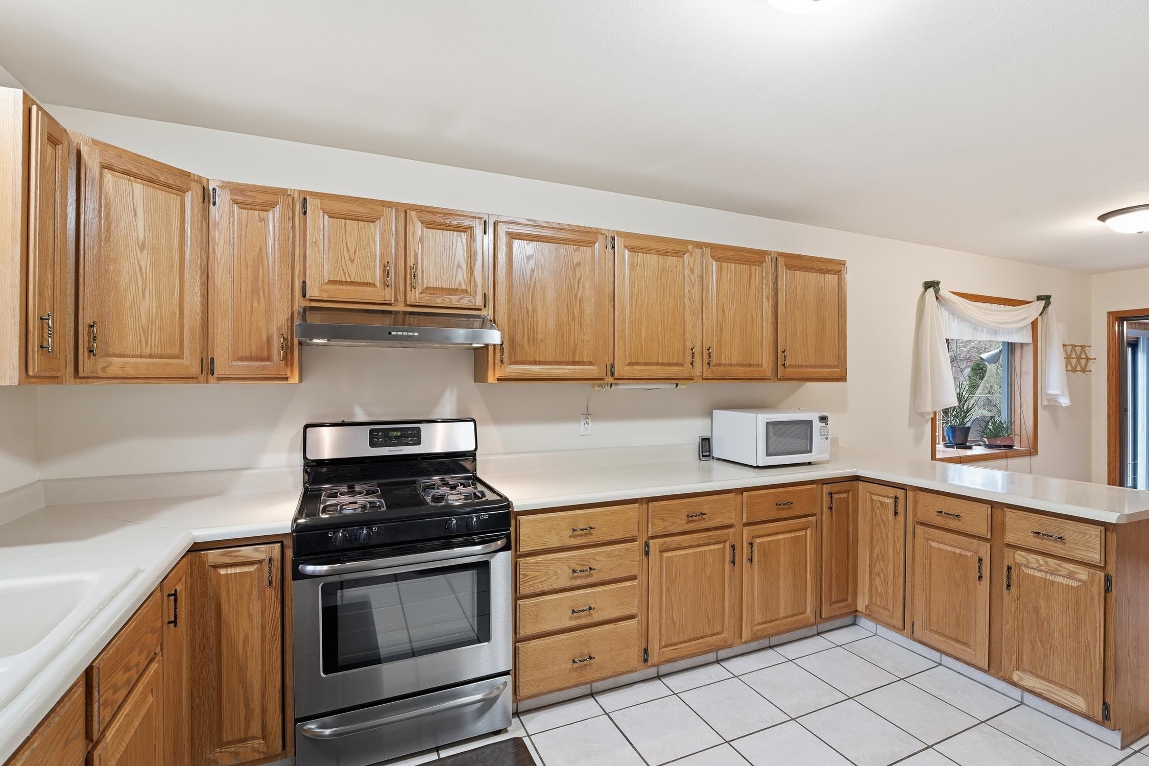 830 Devonshire Road Stoughton, WI 53589 - Photo 3 of 30