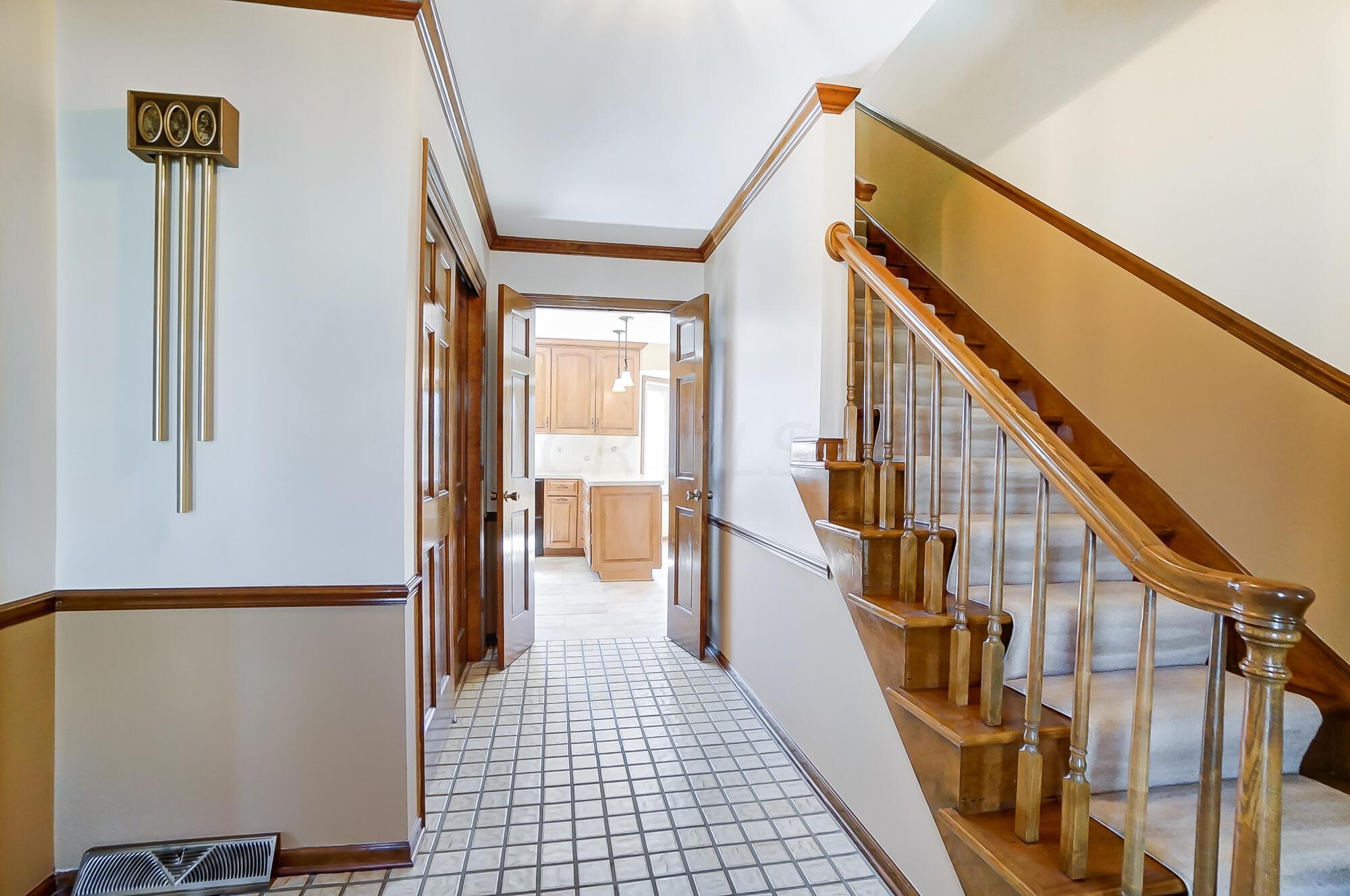 2221 Sandover Road Columbus, OH 43220 - Photo 5 of 79 006