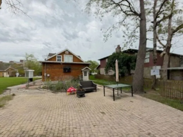 a view of an entryway with a workspace