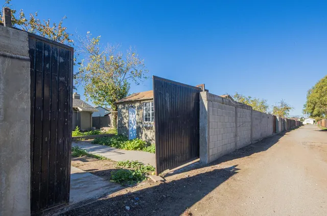 a view of a backyard with pathway