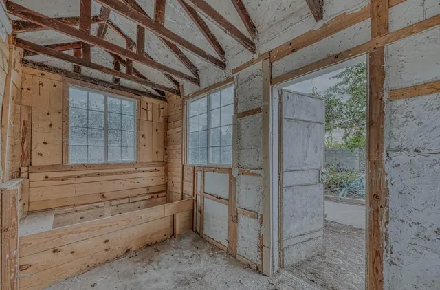 a view of entryway with a bathtub