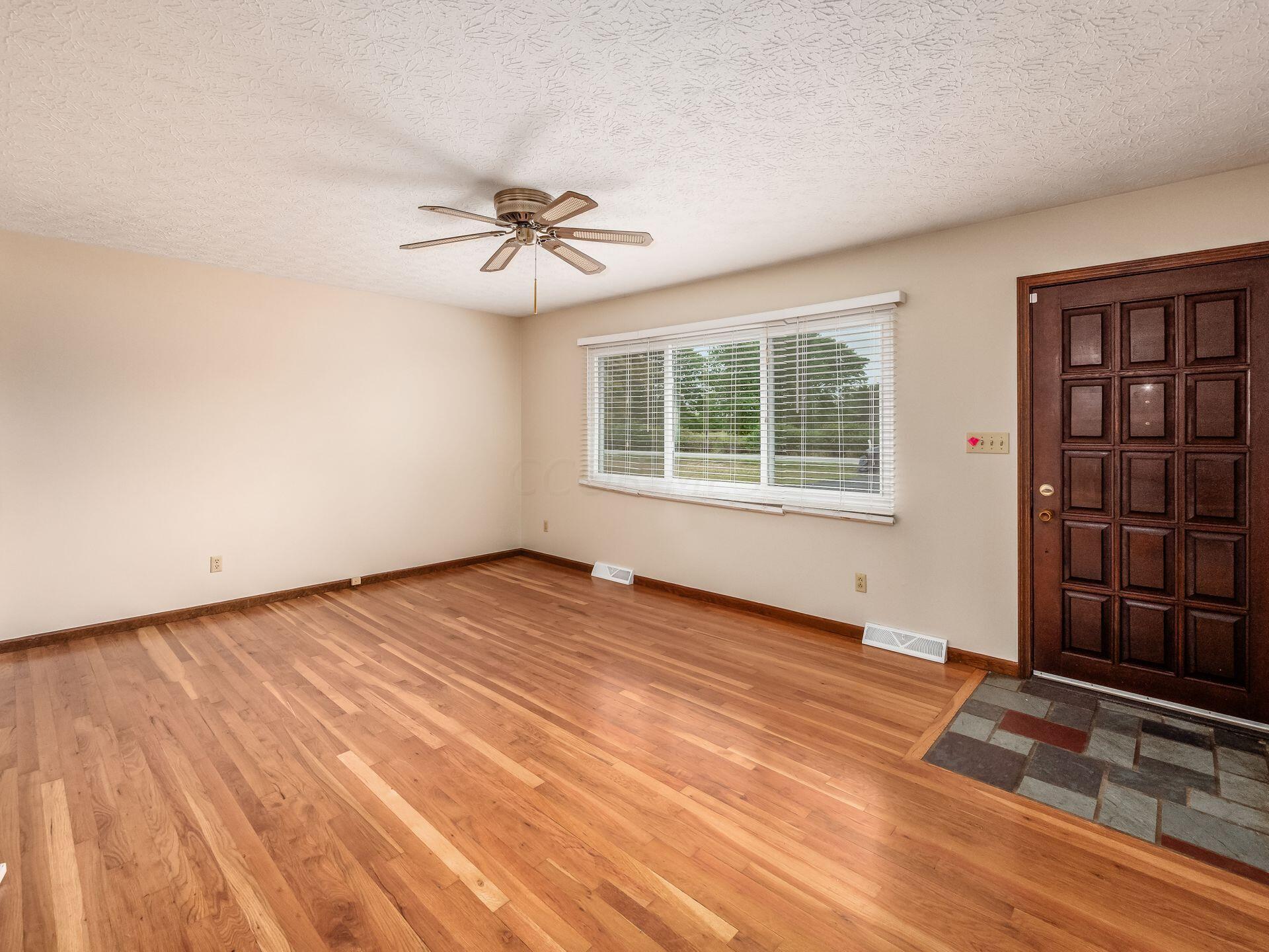5784 Alkire Road Galloway, OH 43119 - Photo 7 of 45 002_ Rd Galloway OH 43119 USA