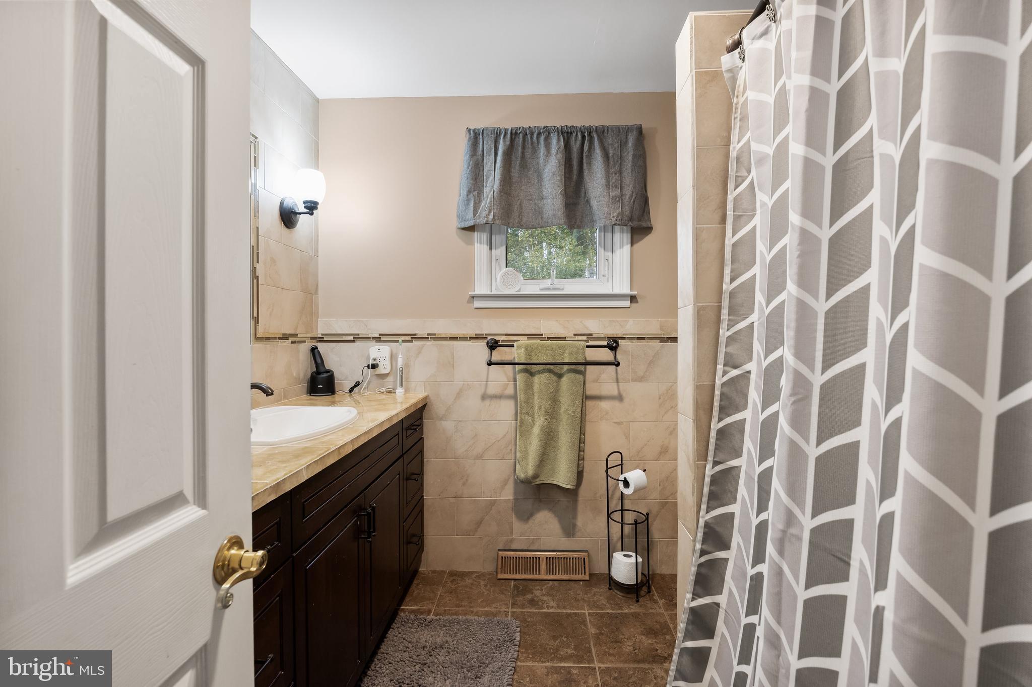227 Tuckerton Road Medford, NJ 08055 - Photo 17 of 36 Main Floor Full Bath 2