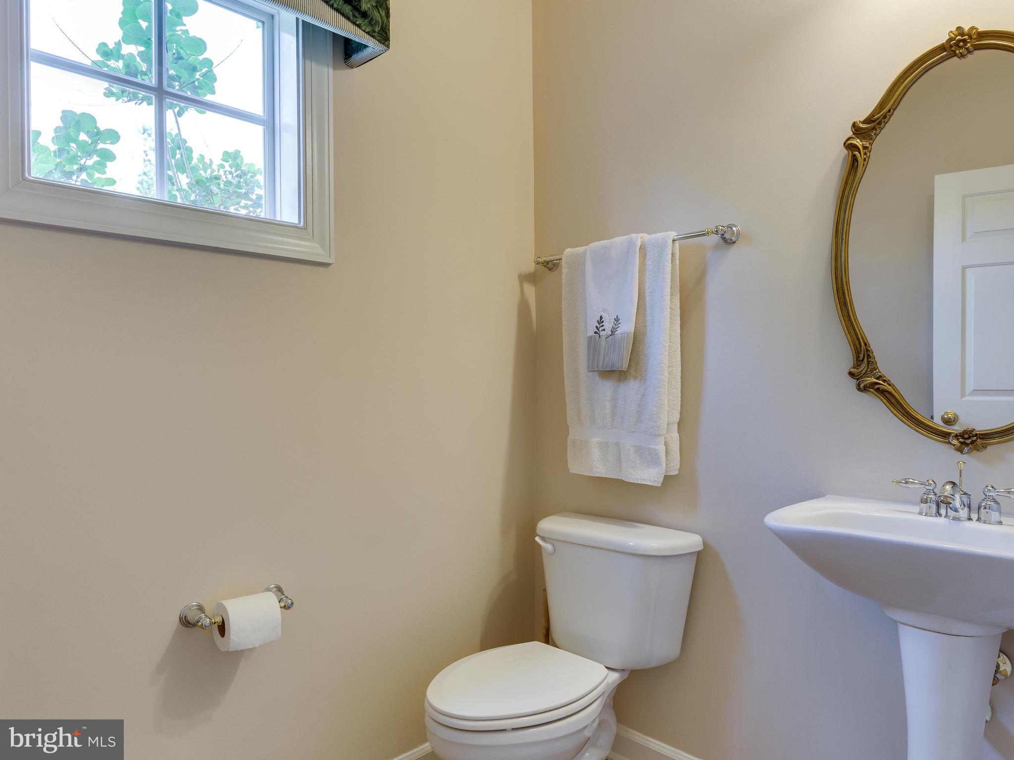 42294 Iron Bit Place Chantilly, VA 20152 - Photo 24 of 55 Half bath on main level.