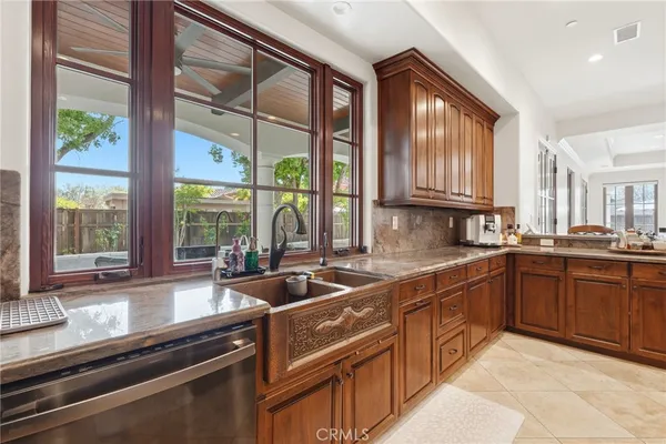 a en suite bathroom with a double vanity sink and a mirror