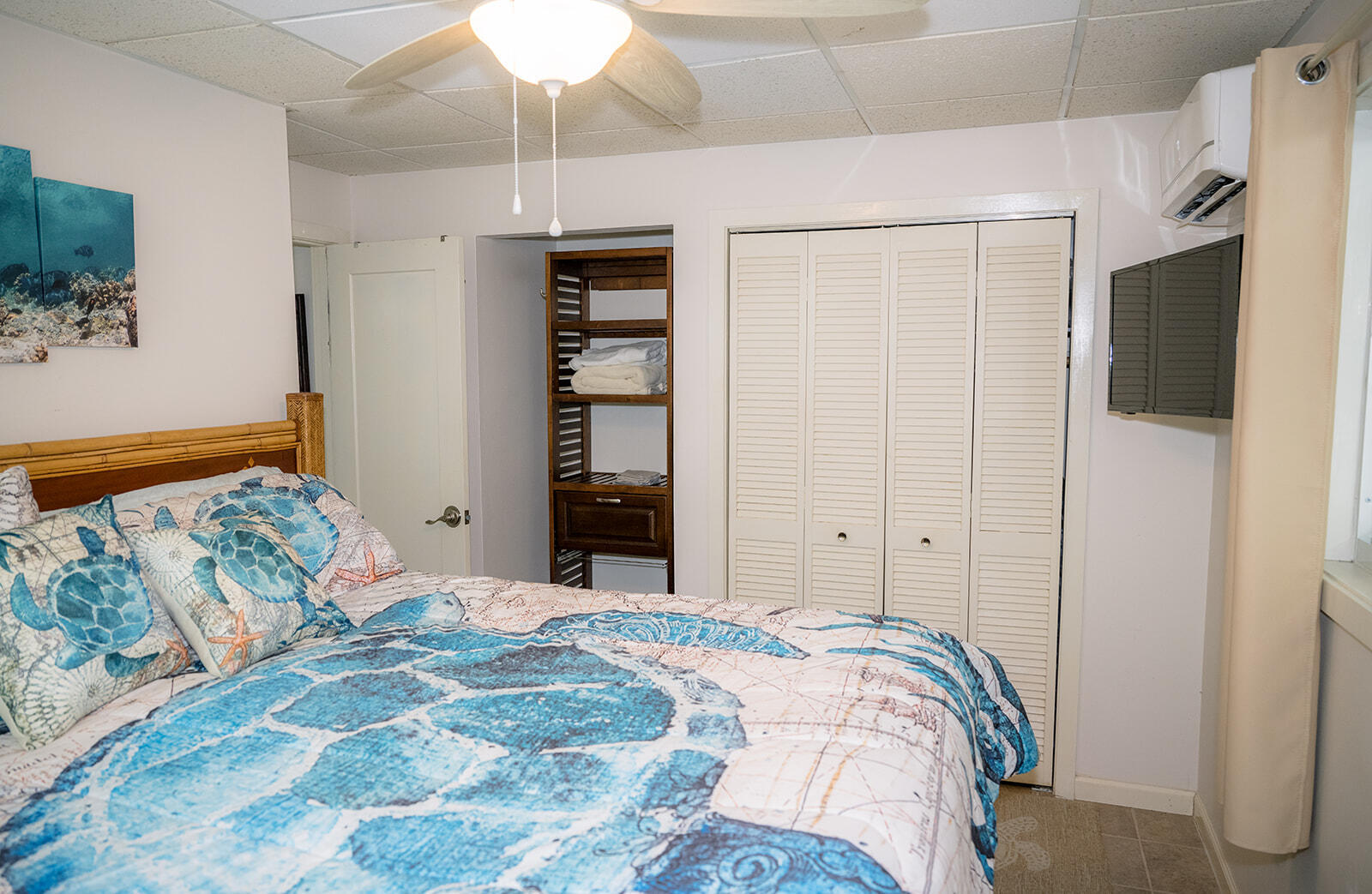 21 Sunset Road Key Largo, FL 33037 - Photo 105 of 121 a bedroom with a bed and a flat screen tv