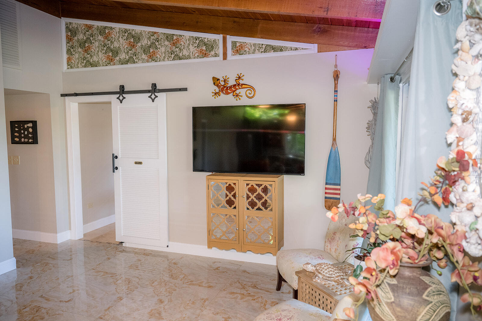 21 Sunset Road Key Largo, FL 33037 - Photo 28 of 121 a view of entryway with wooden floor