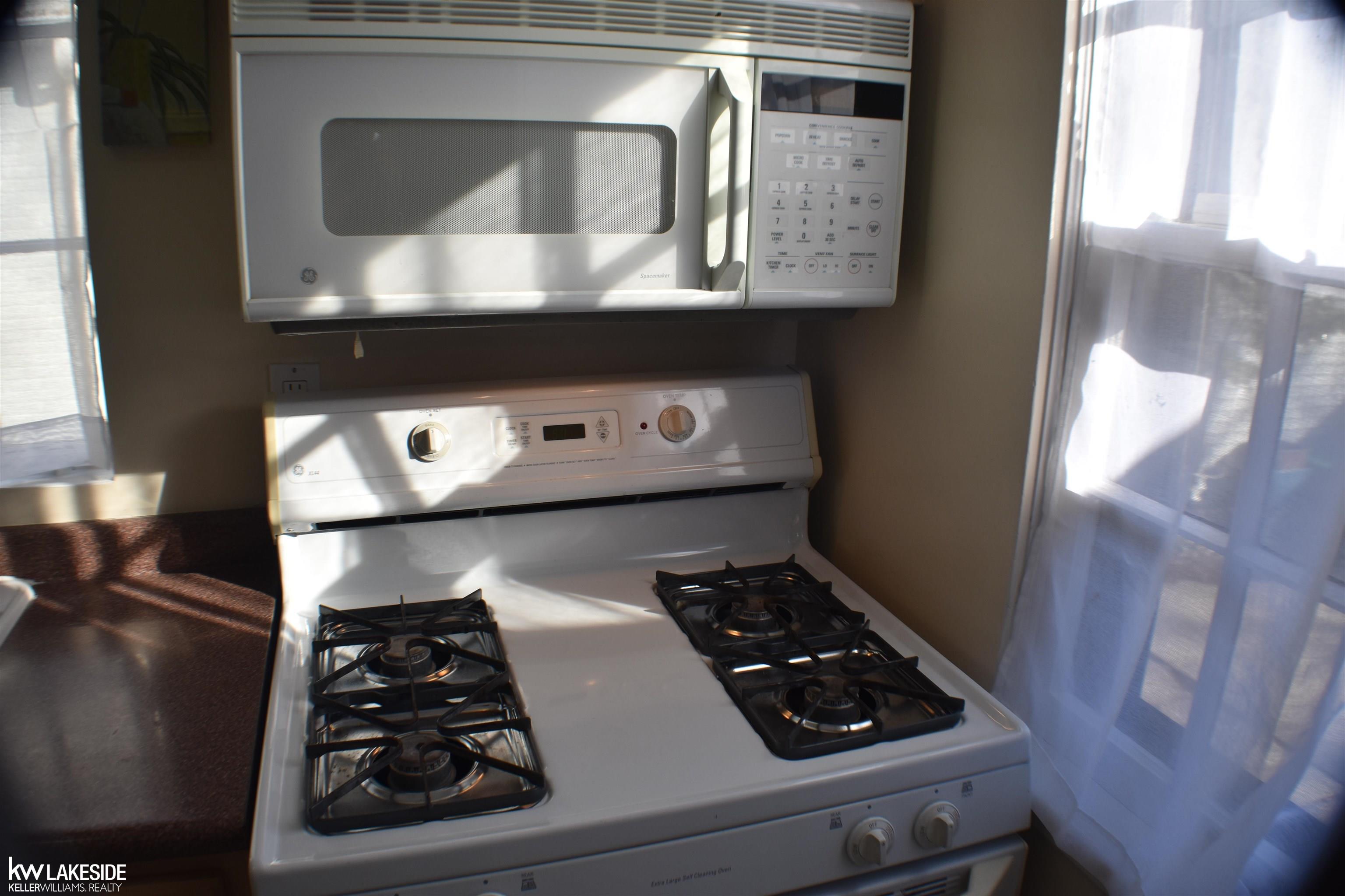 1713 Hampton Road Grosse Pointe, MI 48236 - Photo 11 of 37 50103338-12.JPG