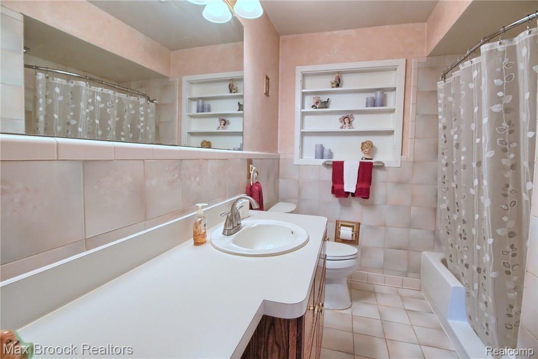 28379 New Castle Road Farmington, MI 48331 - Photo 19 of 24 Bathroom.jpg