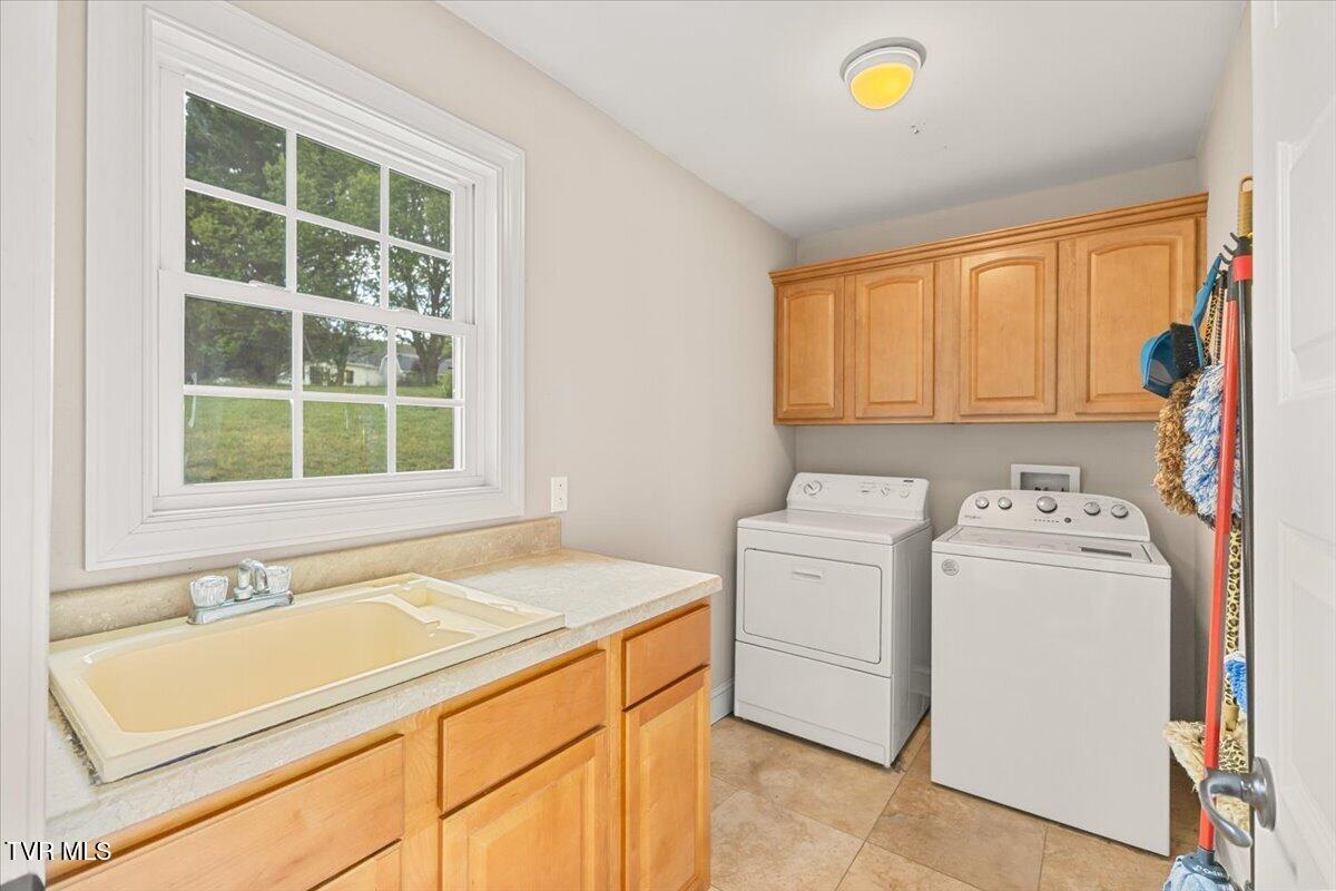 32582 Spring Crest Drive Glade Spring, VA 24340 - Photo 11 of 47 Laundry