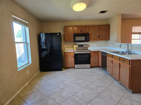 $1,800 | 1513 Breeze Lane, Little Elm, TX 75068