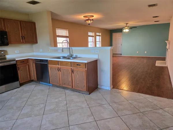 $1,800 | 1513 Breeze Lane, Little Elm, TX 75068