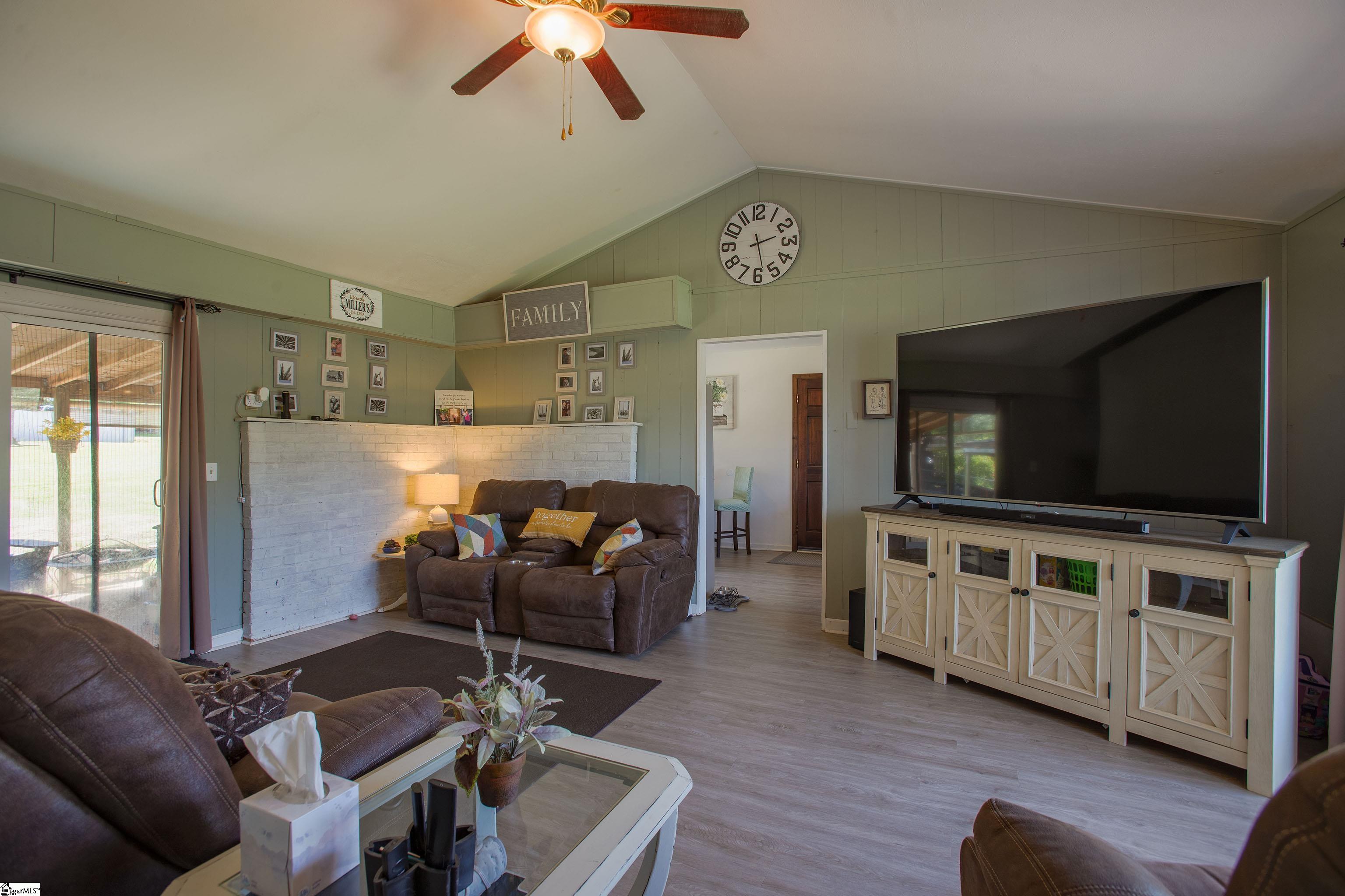 4041 North Highway 101 Greer, SC 29651 - Photo 6 of 28