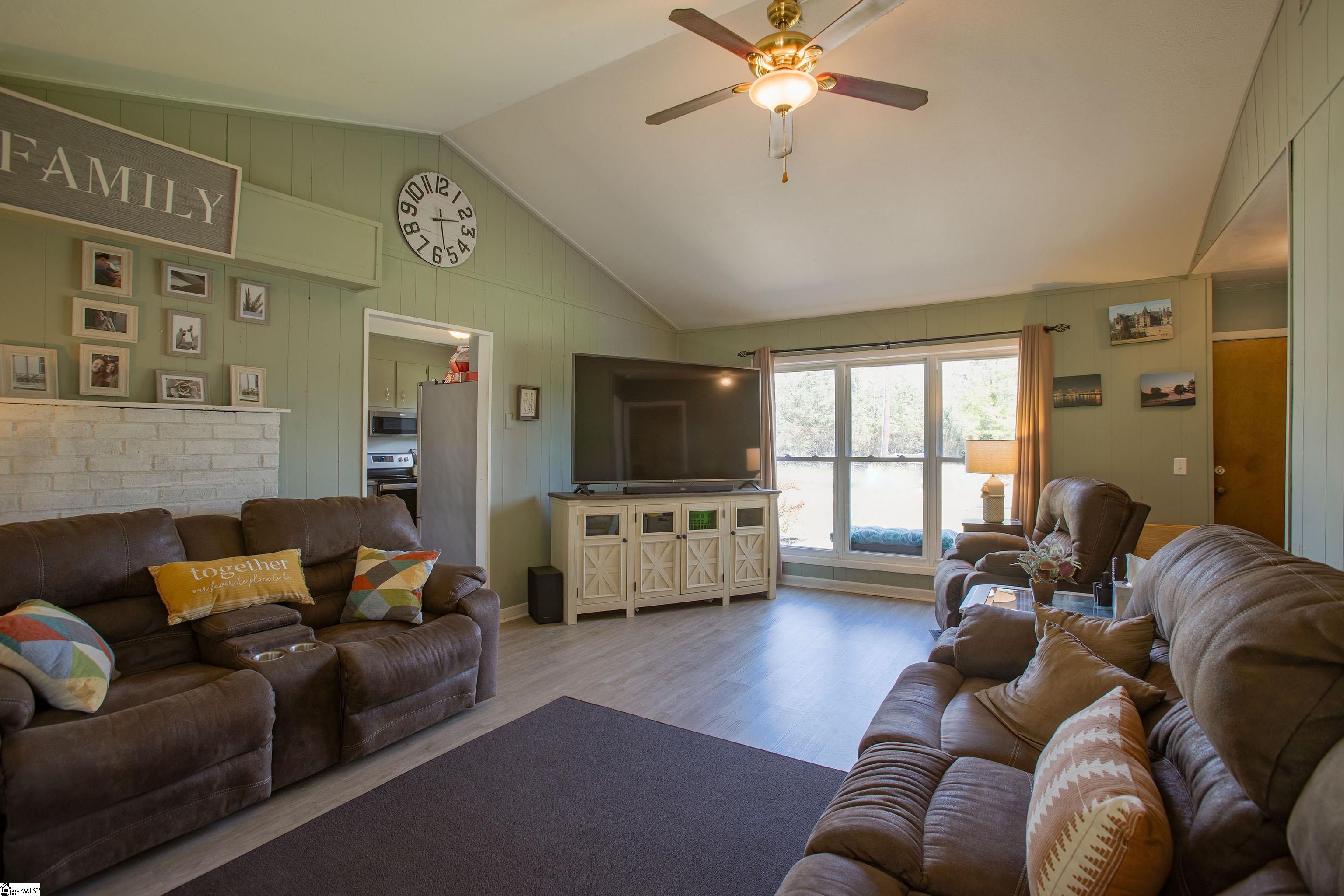 4041 North Highway 101 Greer, SC 29651 - Photo 7 of 28