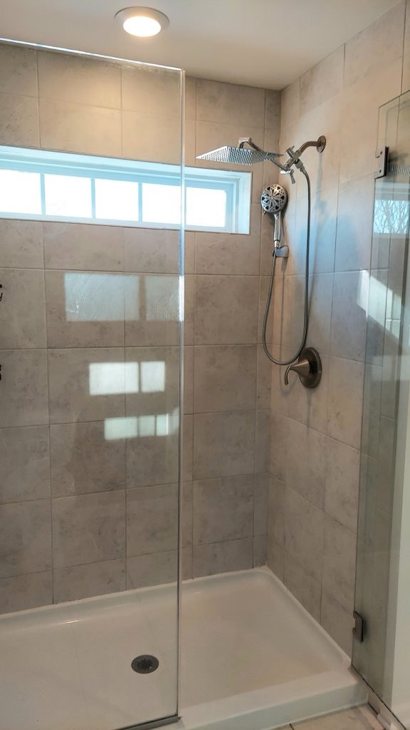 1029 Draper Road McHenry, IL 60050 - Photo 22 of 30 a bathroom with a shower
