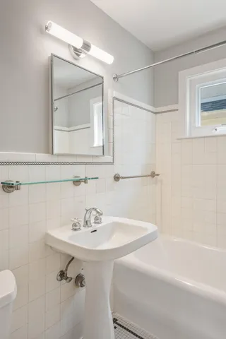 $3,700 | 1621 West 25th Street, Unit 2, Minneapolis, MN 55405