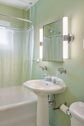 $3,700 | 1621 West 25th Street, Unit 2, Minneapolis, MN 55405