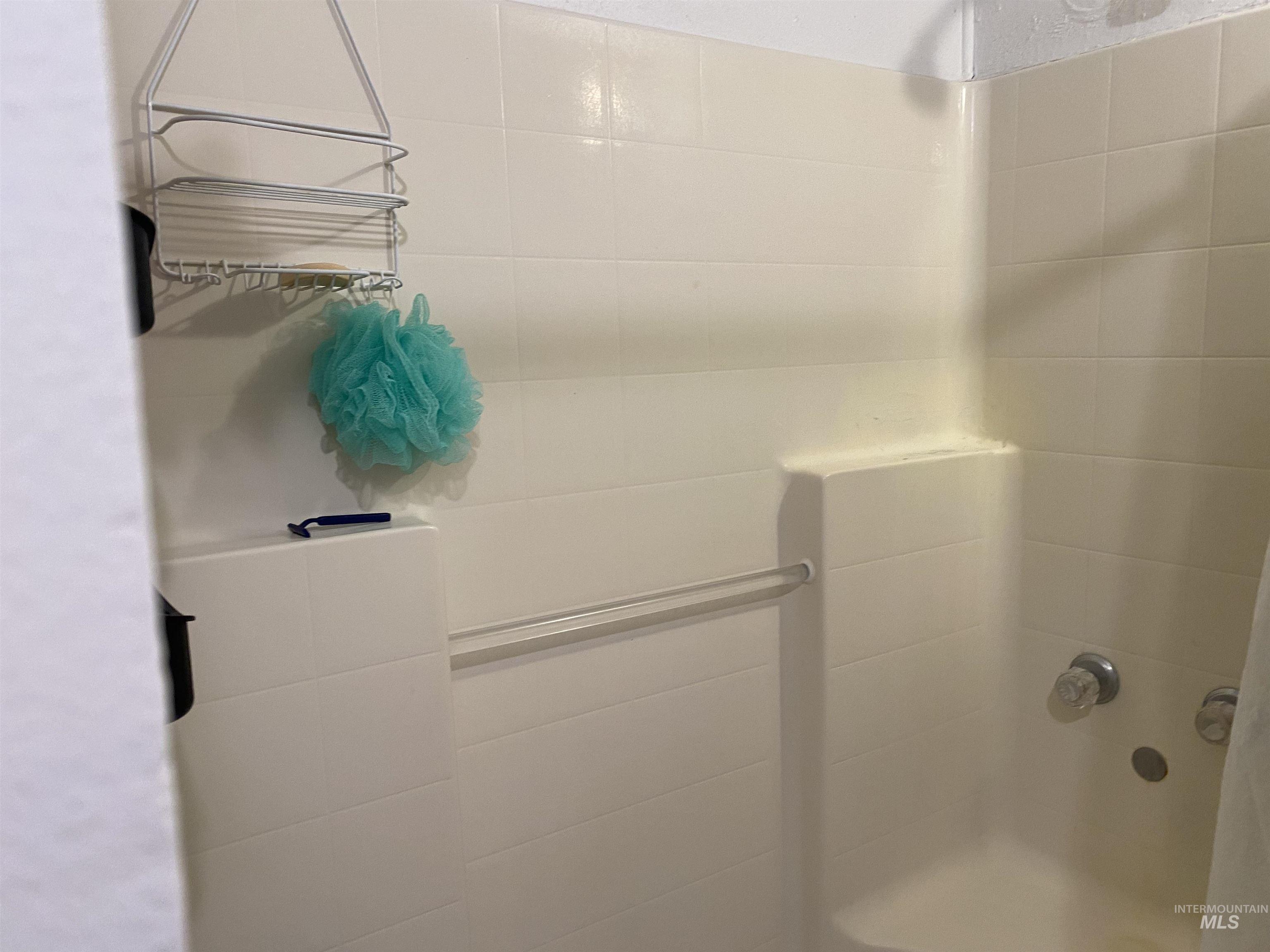 502 East Court Street Weiser, ID 83672 - Photo 10 of 17 Full bathroom featuring a tile shower