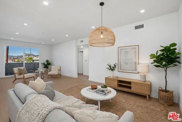 $4,114 | 1717 Winona Boulevard, Unit 201, Los Angeles, CA 90027
