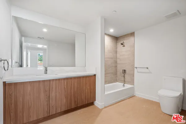 $4,114 | 1717 Winona Boulevard, Unit 201, Los Angeles, CA 90027