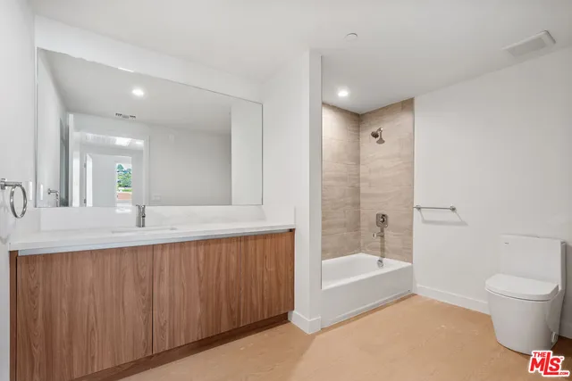 $4,400 | 1717 Winona Boulevard, Unit 201, Los Angeles, CA 90027