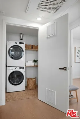 $4,114 | 1717 Winona Boulevard, Unit 201, Los Angeles, CA 90027