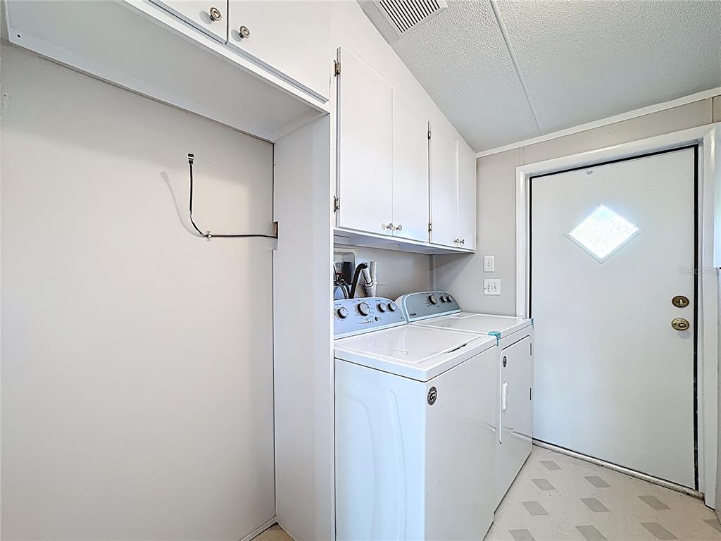 4775 Cypress Creek Ranch Road St. Cloud, FL 34773 - Photo 20 of 63 a utility room with dryer and washer