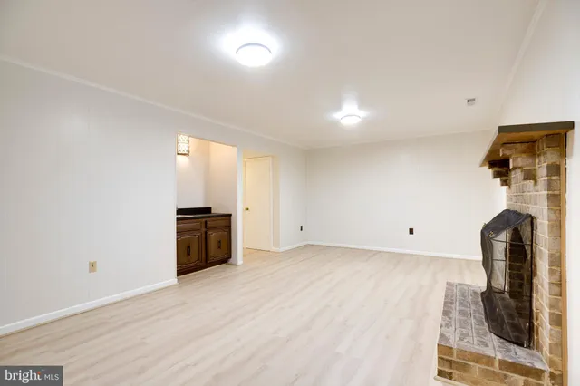 a view of empty room with ceiling fan