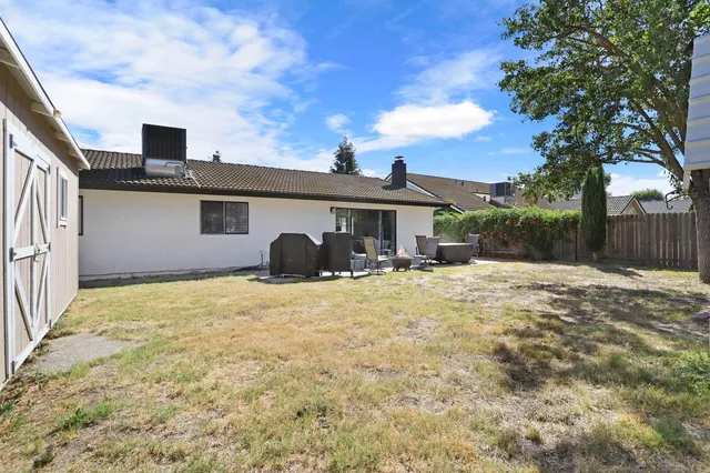 a view of a yard with a fountain