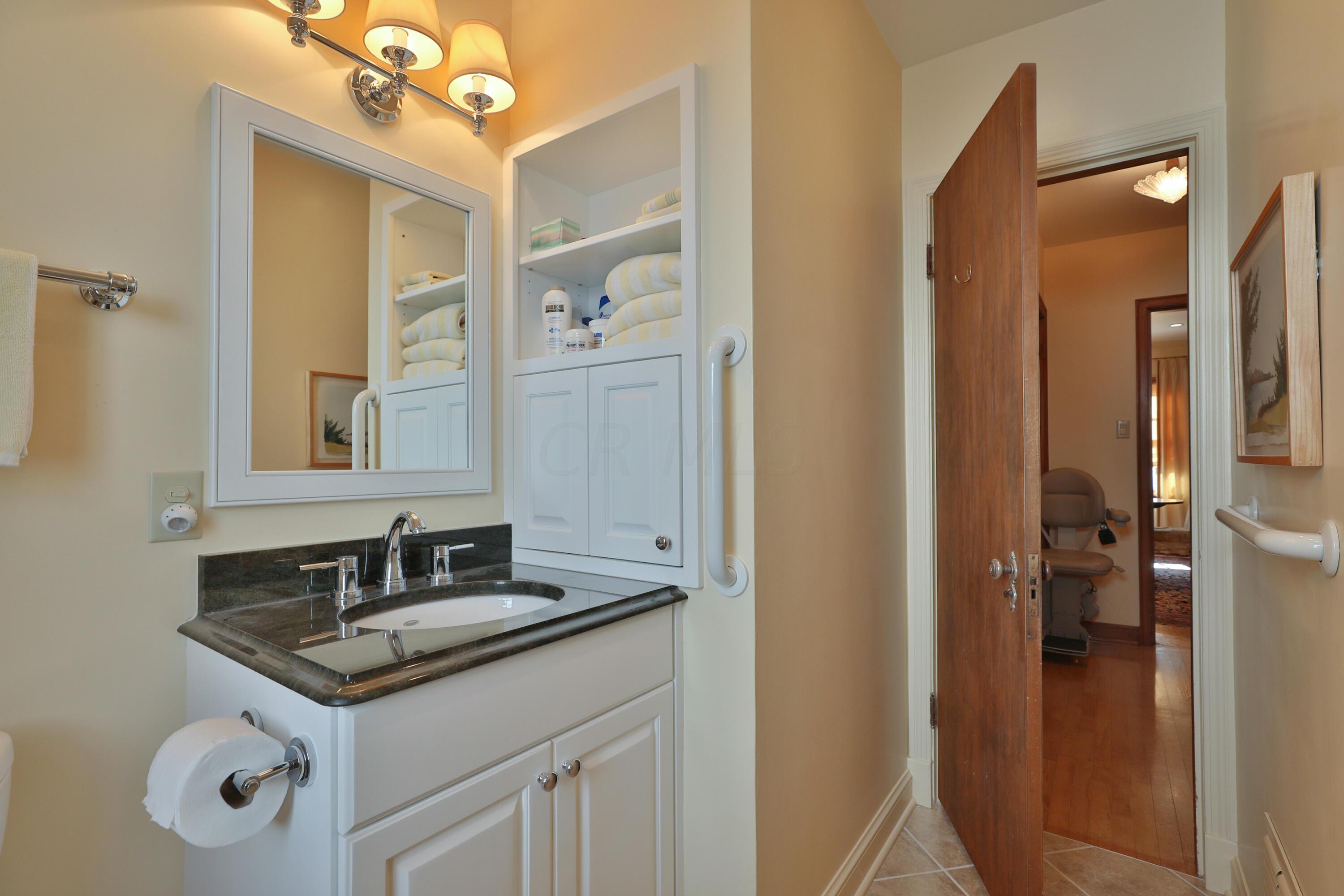 4436 Zeller Road Columbus, OH 43214 - Photo 17 of 42 First floor bath