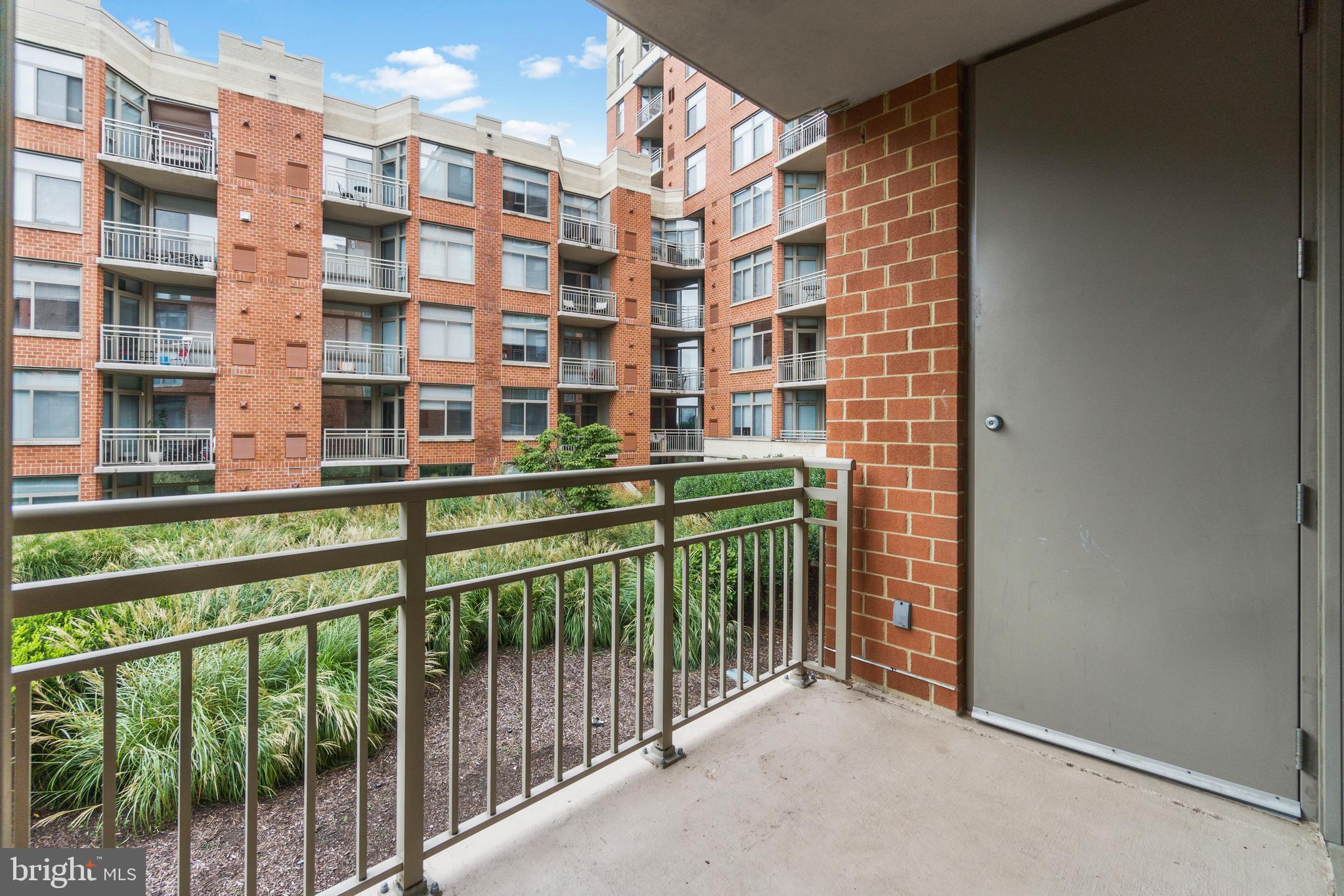 3600 South Glebe Road, Unit 327W Arlington, VA 22202 - Photo 20 of 42 Plenty room for table and chairs