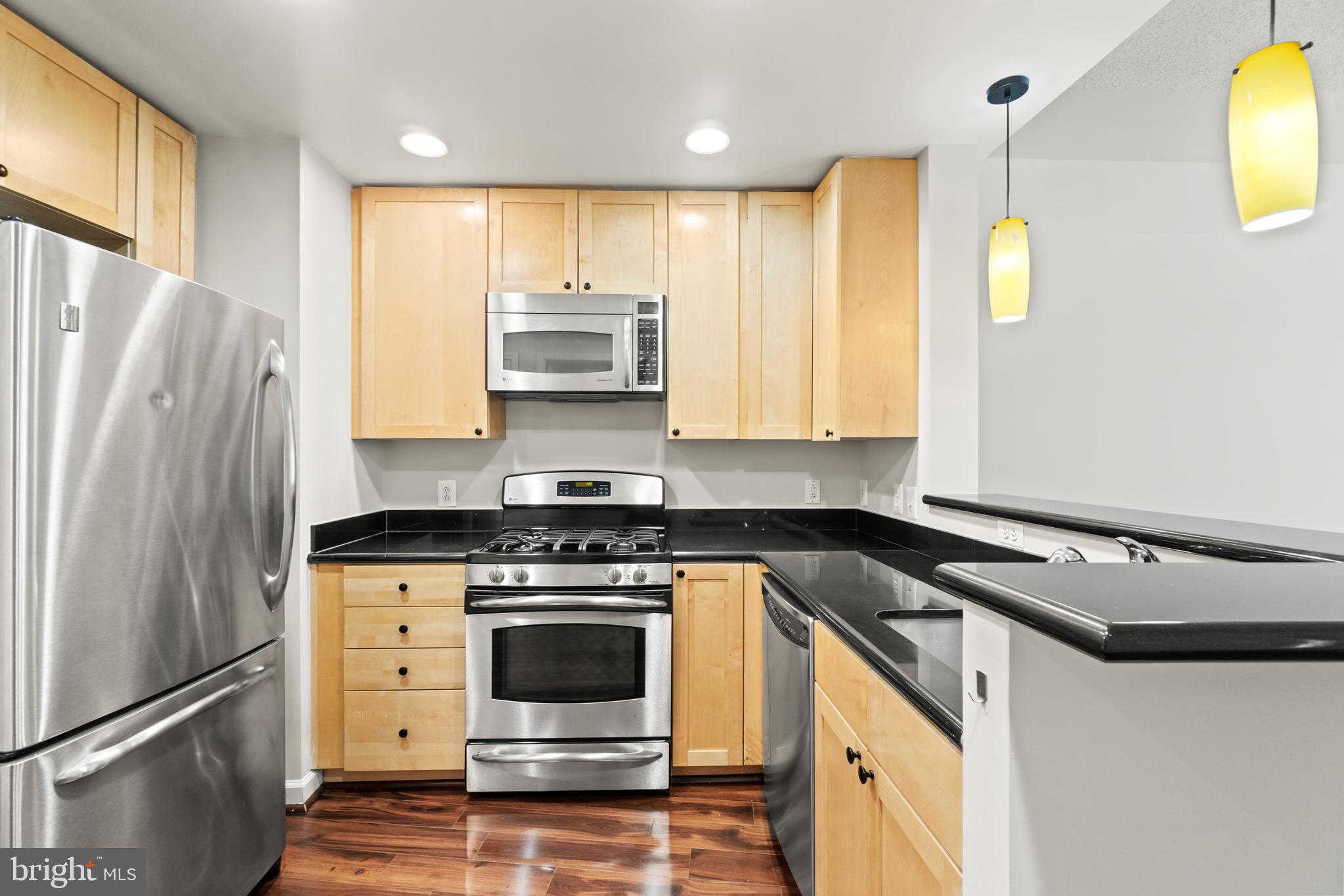 3600 South Glebe Road, Unit 327W Arlington, VA 22202 - Photo 8 of 42 Large kitchen with bar