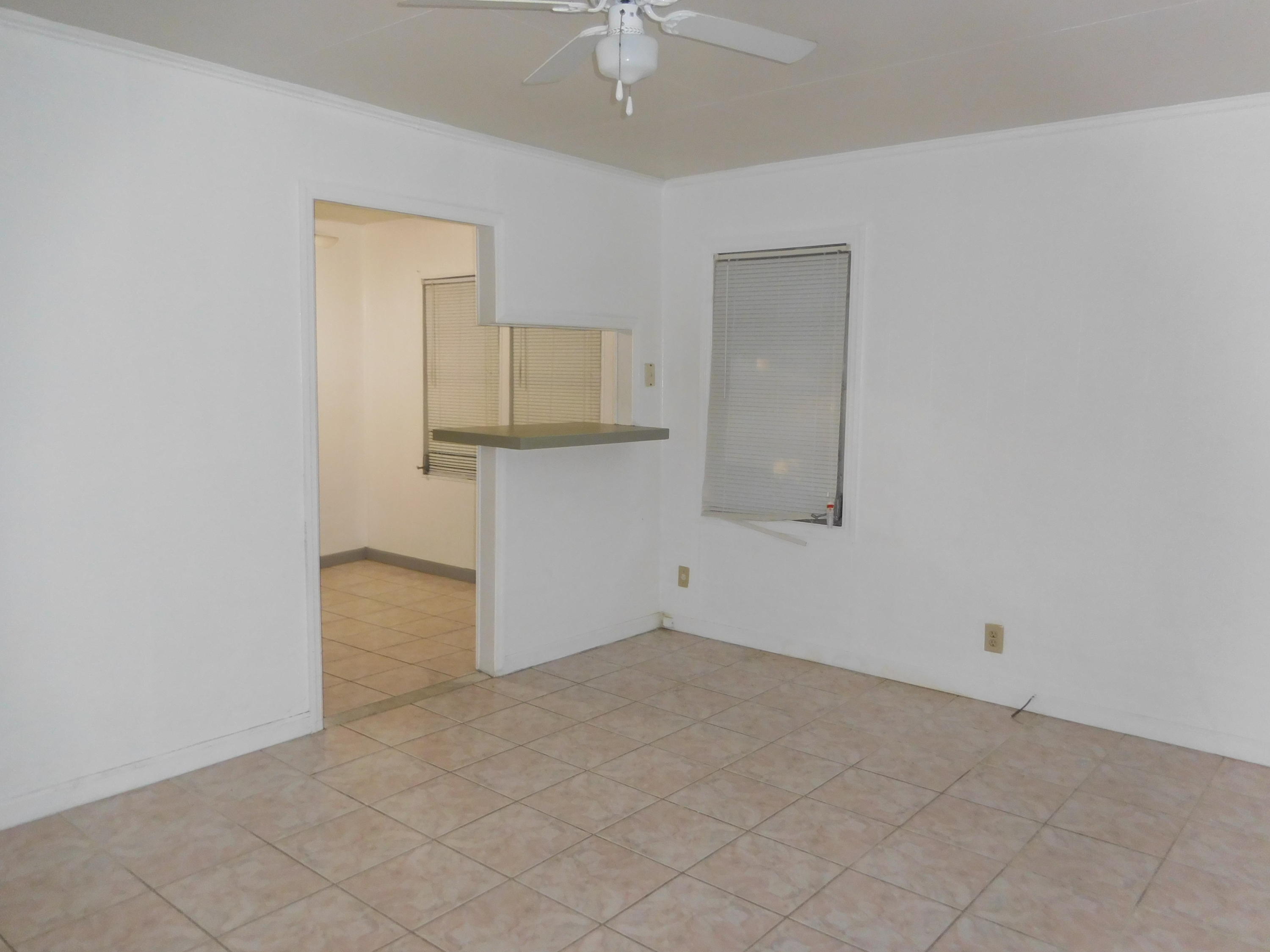 830 Colonial Rd 008