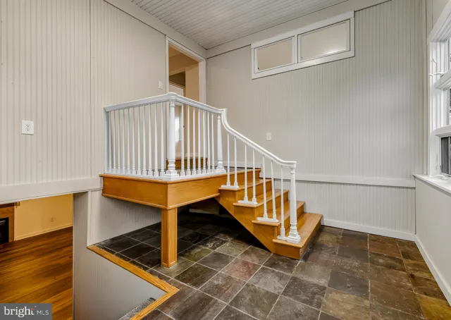 a view of entryway with a workspace