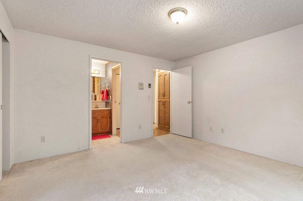 1273 Silver Lake Road Oak Harbor, WA 98277 - Photo 13 of 32 Gallery Image 13