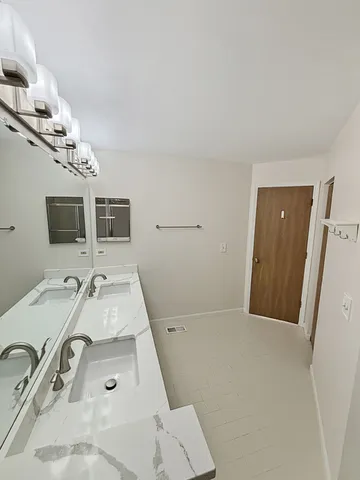 $2,200 | 404 West Hamilton Drive, Palatine, IL 60067