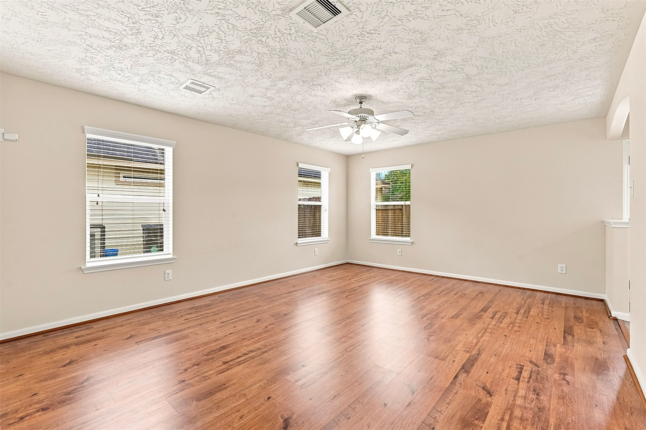 12563 Chiswick Road Houston, TX 77047 - Photo 4 of 24 Gallery Image 4