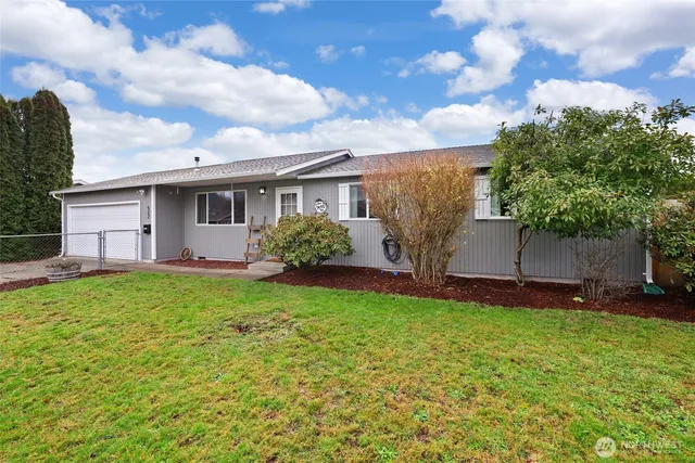 a view of a house with backyard and garden