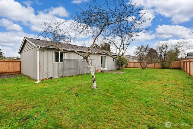 a house view with backyard space