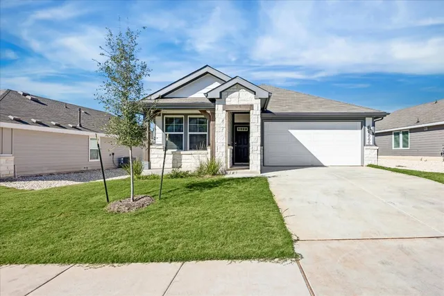 $2,300 | 5000 Hazelnut Lane, Del Valle, TX 78617