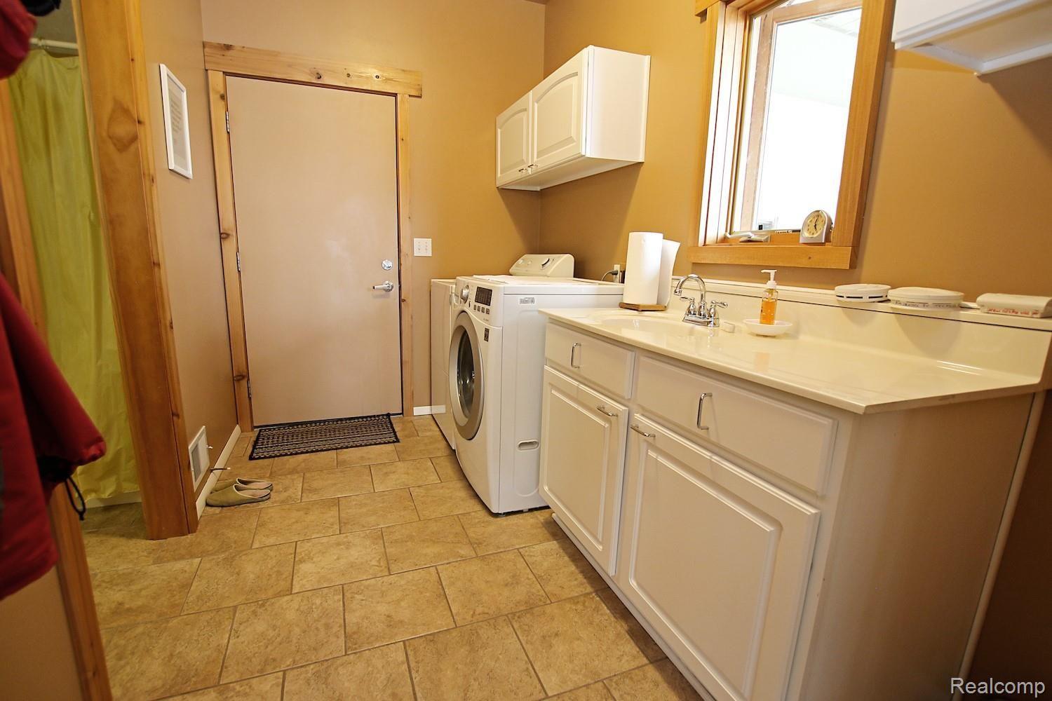 9175 Ridge Road Goodrich, MI 48438 - Photo 20 of 59 20) Mud Room.jpg