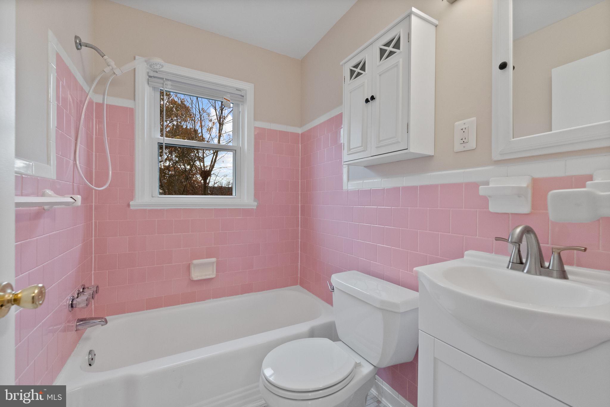 107 East Del Ray Avenue Alexandria, VA 22301 - Photo 14 of 30 a bathroom with a sink a toilet a bathtub and shower