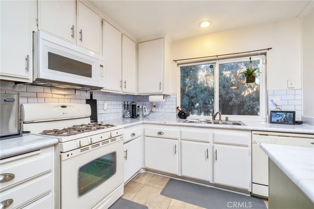 3282 Gallion Circle Riverside, CA 92503 - Photo 13 of 38 Kitchen